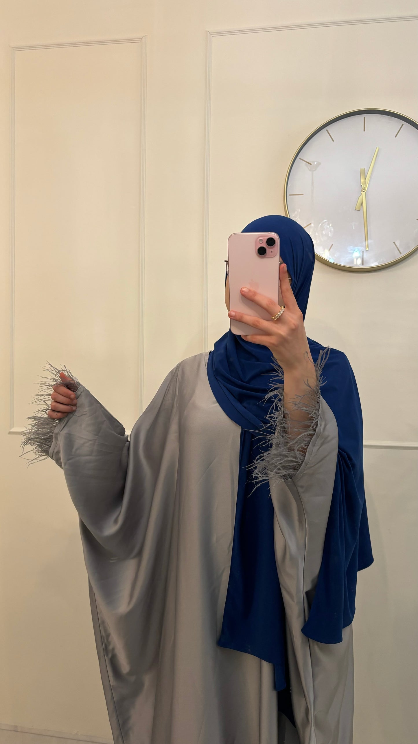 Abaya butterfly satin feather lichtgrijs